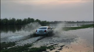 Патриот на 35х нортеках в половодье УАЗ На 31х сафарях за 33 и 35. Ниссан премьера в грязь за уазами