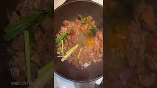 Easy Yummy Beef Curry!! රසම රසයි!🥩🫚🌶️❤️🧄🥥👌🏼 #srilankanfood #beefcurry ‘#beefrecipe #foody