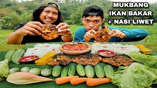 Nikmatnya MUKBANG IKAN BAKAR & NASI LIWET + Lalapan Di tengah sawah Tersyahdu😋🤤