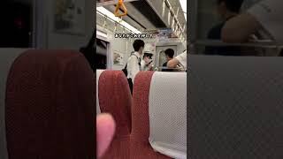 【アホ】近畿鉄道にて、撮り鉄が緊急通報ボタンを突然押して車掌を呼び出し『写真撮影に邪魔なので電車内のライトを消してくれ』と無茶なお願いをする  #撮り鉄#迷惑#速報