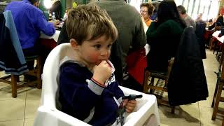 Niño pequeño comiendo cebolla cruda