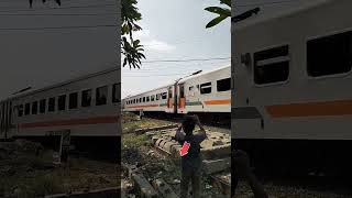 KA BRANTAS NGEBUT MEMBAWA PARA PEMUDIK MENUJU STASIUN AKHIR BLITAR  #keretaapi  #train  #mudik