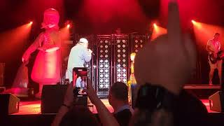 Fred Durst pulls kid up on stage to sing "My Way"