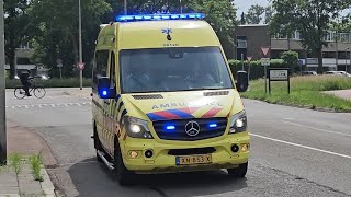 A1 Ambulance 08-120 met spoed naar een melding in Zwanenveld