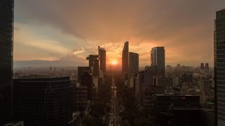 Increíble video volando sobre la Ciudad de México. En Av. Reforma con DJI Phantom 4. (Sad City)