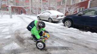 Жесткий тест драйв гироскутера ребенком зимой