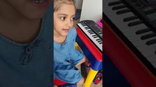 happy birthday to you in piano.. 5 year old girl playing piano.. easy to learn piano skills