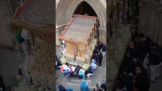 IMPRESIONANTE SALIDA... #semanasanta #semanasantasevilla #TradiciónHispalense 🎥Adriestradaa93