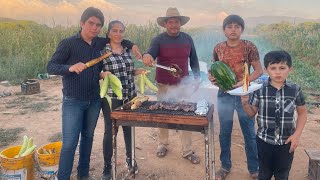 CARNE ASADA Y ELOTES CHARRASCADOS EN EL CAMPO AL AIRE LIBRE