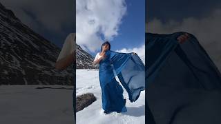 Saree in manali #travel #manali #manalitrip #himachal #snowfall #saree #youtubeshorts #shortvideo