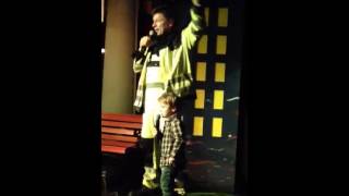 Bruno Knust und sein Sohn singen Borussia im Theater Olpketal