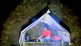 Solo camping, Bermalam Di Tepi Sungai Tidur Nyenyak Dalam Kehangatan Gubuk Bambu