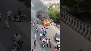 Ek Hadsa dusre hadse ko bulawa dete dete bacha! #jaipur #carfire #carnews #viralnews #jaipurnews