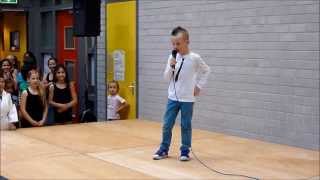 Diego 3 juli 2013 zingt op school Oceaan (Racoon)