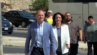 Il-Prim Ministru Joseph Muscat u martu Michelle jivvutaw f'Burmarrad