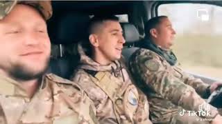 Як вам таке виконання? Військові в дорозі на позиції, сильно!