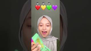 Makan es krim sesuai warna emoji love