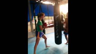 Girl heavy bag training muay thai rayong thaiboxing suansonmuaythai.com