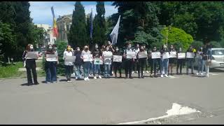 Elevii constănțeni protestează în fața prefecturii