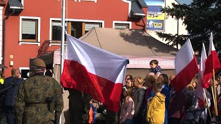 Podniesienie flagi państwowej na maszt w czasie uroczystej przysięgi wojskowej w Tomaszowie Lub.