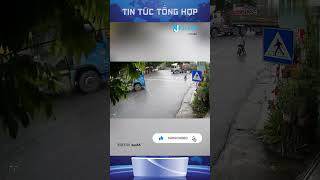 Đang dừng đèn đỏ chị gái thoát chết trong gang tớc   #tintuc #newstoday