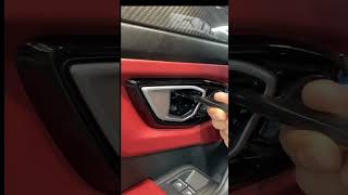 Lamborghini Urus снятие обшивки двери . Lamborghini Urus removal of door trim.