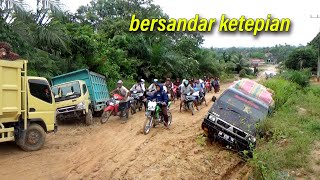 efek licin, kanan kiri bersandar di parit jalan