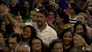 O povo canta em alegria o nascimento de uma flor, salve a virgem maria! - Festa da penha