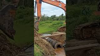 gorong-gorong pecah di timpa tanah timbunan pake excavator