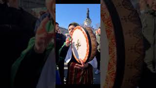 na souad chante pour l'Algérie 🇩🇿à la place de la république Paris