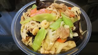 【荷塘小炒】Cantonese Mixed Vegetable Stir Fry广东省特色菜，小炒搭配颜色明快，营养丰富，口感清爽，是我喜欢吃的小炒之一！做法简单易学，大家也试试吧！