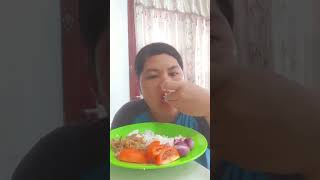 Enaknya makan nasi pake ikan teri goreng kering kriuk...kriuk + lalapan bawang dan tomat #mukbang