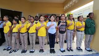 Himno nacional cantando por el coro escolar. 2023