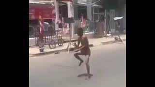 Video lucu Orang gila joget di tengah jalan