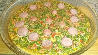 Вкуснятина с помидорами, зеленью, творожным сыром, сметаной, сосисками и специями на сливочном масле