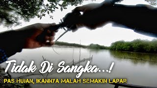 PERJUANGAN MEMANCING IKAN SAK BANTAL BANTAL RELA NYEBRANG SUNGAI PAKAI PERAHU DAN HUJAN-HUJANAN TAPI