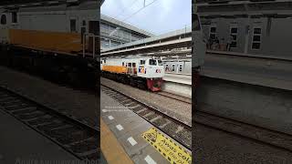 lokomotif cc206 13 15 sdt ka cikuray masuk stasiun jatinegara #video #keretaapi #shortvideo #train