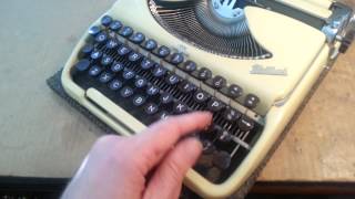 Groma Kolibri portable typewriter