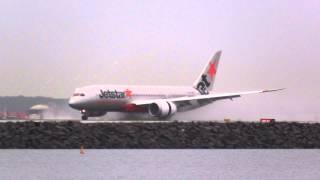 Jetstar Dream Liner VH VKB wet landing