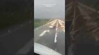 Suave aterrizaje bajo lluvia de un Boeing 737.