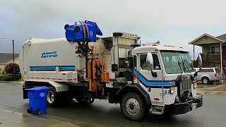 Peterbilt 520 - Labrie Automizer Garbage Truck