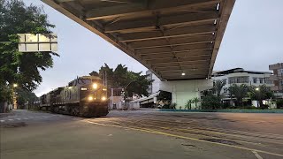 Trem de Carga Geral da MRS passando embaixo do viaduto em Contra Fluxo no centro de Três Rios-RJ.