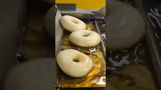 특허받은 기계가 만드는 신기한 도넛 만들기 / Glazed cream donut making