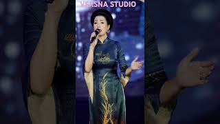 Ấn tượng với phong cách biểu diễn của Chị Trịnh Kim Chi trong mẫu Áo dài của #versnastudio #shorts