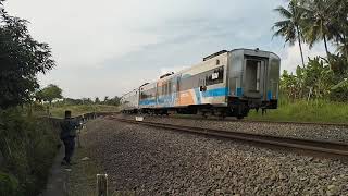 CC206 13 10 SDT - KA 68 Taksaka Melintas Tikungan Gunung Rawas