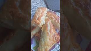 Kahvaltıda milföy hamurundan çıtır börek