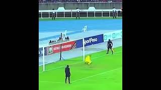 Dziwaczny Karny i Jeszcze dziwniejsza celebracja tego piłkarza! #shorts #football #funny #penalty