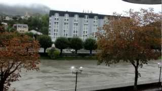 Hoog water in rivier de Gave in Lourdes