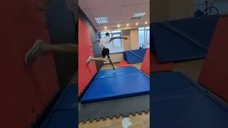 Что он творит? 😮 #parkour #паркур #сальто #sport #акробатика #magic #юмор #популярное #humor #acro