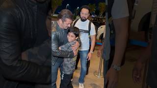 Salmaan Khan hugged his little fan at airport |salmaan khan| |helium_official| ❤️ #viral